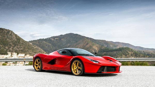 What are the Most Stylish Ways to Wear a Faux Fur Stole?