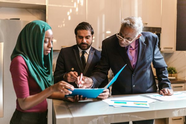 What Are the Best Practices for Wearing a Fitted Midi Dress That Accentuates Your Silhouette?